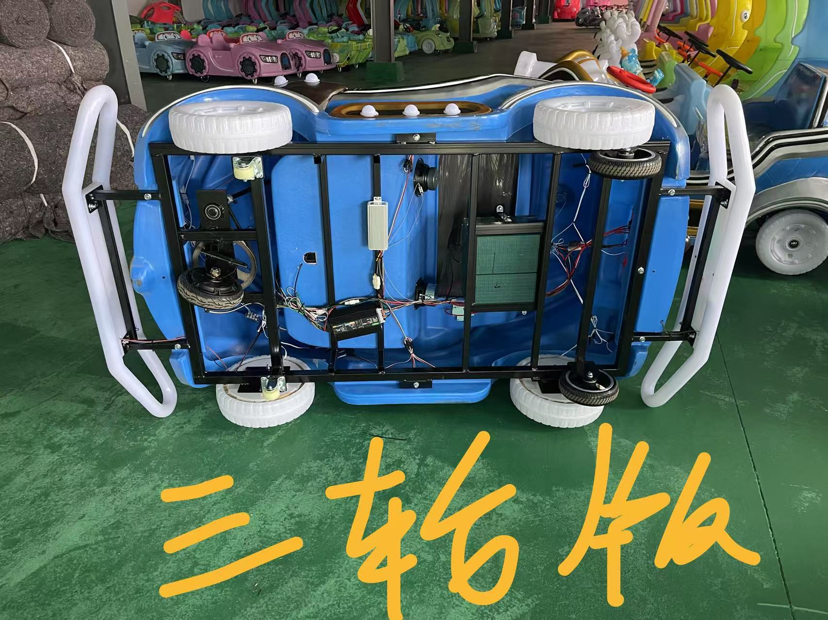 Gran barco pirata de cuatro ruedas, carro de choque, cabina cuadrada para padres e hijos, kart para niños, carro de atracción para adultos dobles.