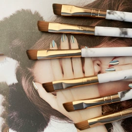 唇釉;腮红、胭脂;眼影