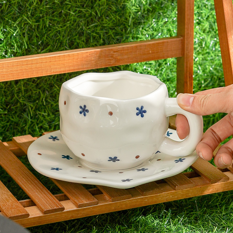 Hermoso conjunto de tazas de café y platos Regalos comerciales Irregulares tazas de desayuno transfronterizas de cerámica Pastoral pintada a mano esmaltada