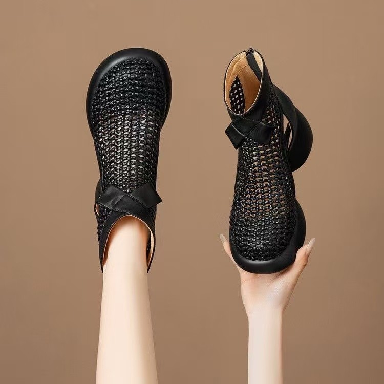 Pequeño aumento de altura gruesa zapatillas de agujero inferior 2026 verano nuevo gran tejido vacío sandalias de cabeza