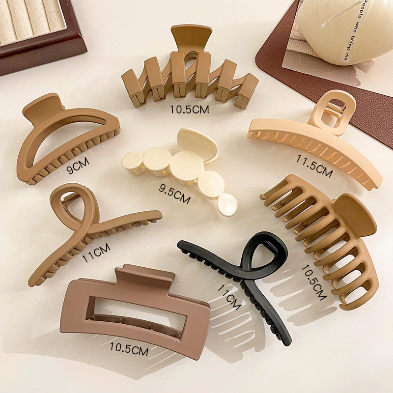 Coffee colored grab clip is fashionable, simple, and versatile. Hair grab back spoon, large shark clip, Korean hair clip, headwear, hair clip wholesale