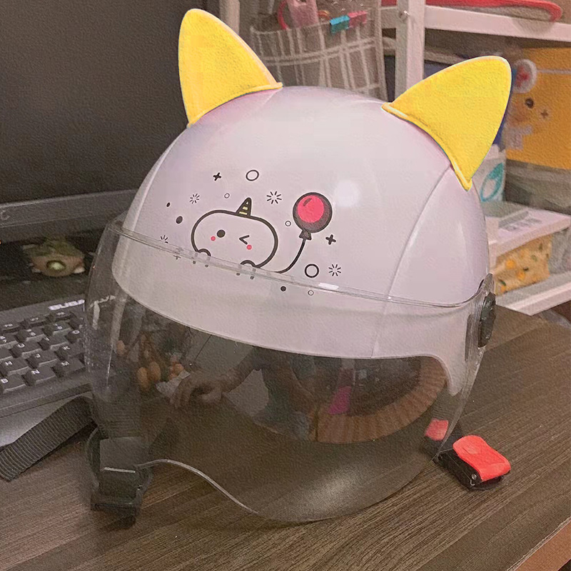 Tiktok libélula de bambú caliente creativo lindo casco lechón decoración giratoria coche eléctrico llevar puesto de aviones