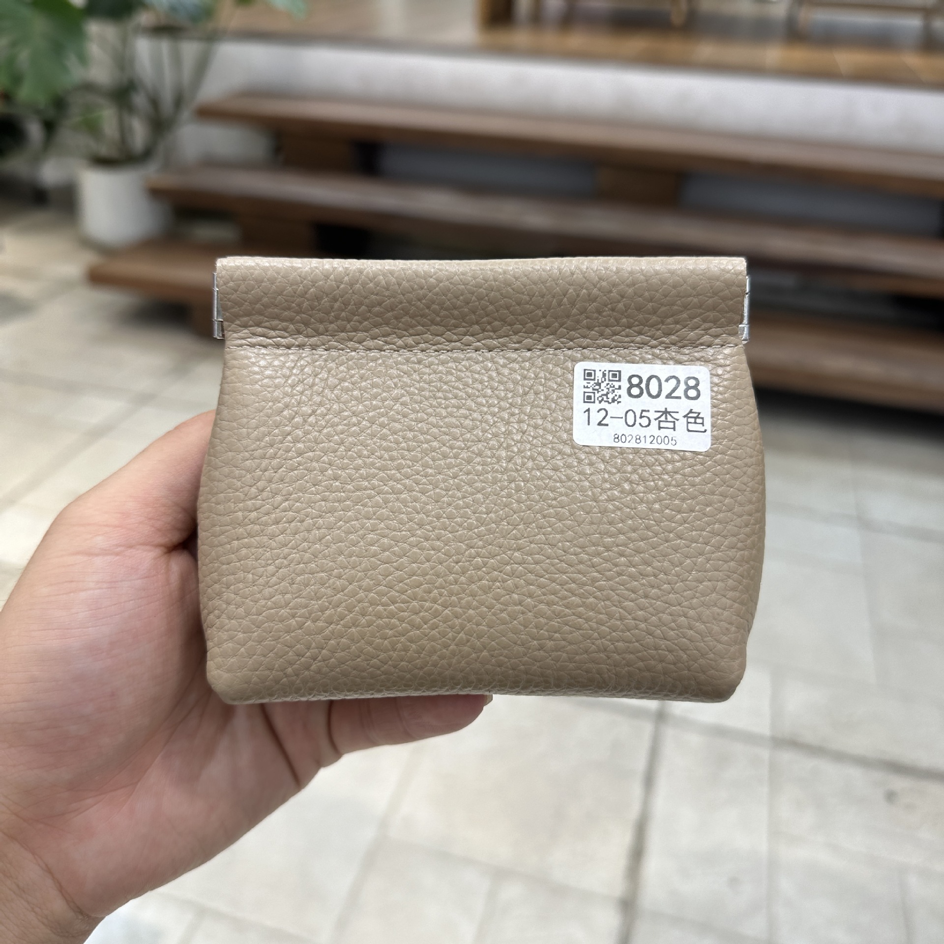 厚手の収納袋のトップ層の牛革は閉じています。