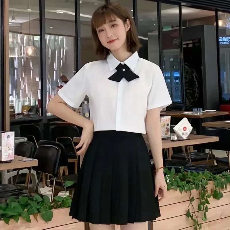 女白短袖＋黑短裙＋交叉领结