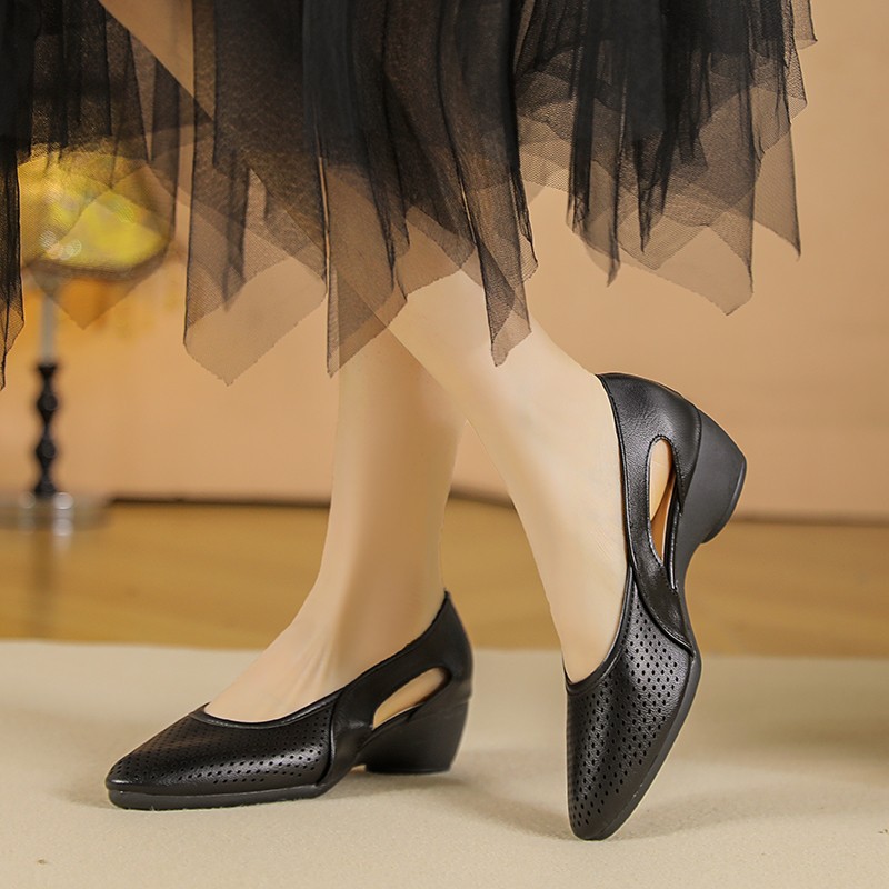 2026 verano nuevo cuero suave agujero agujero zapatos de moda mujer sandalias de suela suave transpirables de talón grueso zapatos de talón bajo