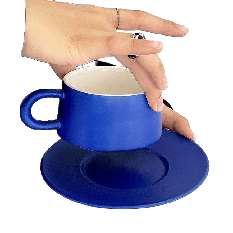 Klein taza de café azul de alta calidad exquisita taza y plato conjunto de tazas caseras tazas de estilo japonés de estilo de mano para mujeres ins