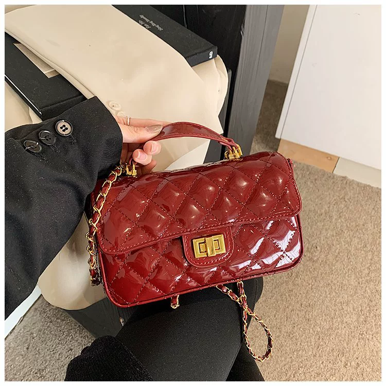 Shoulder bag with diamond pattern, one-shoulder bag, chain, Chanel style, genuine leather
