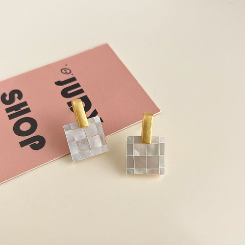 Handmade natural mother-of-pearl earrings for women, niche design, exquisite zircon earrings, light luxury, high-end, and temperament earrings.