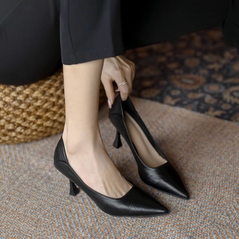 Temperamento zapatos de tacones altos mujeres primavera 2026 nuevo tacones delgados viaje ligero nicho simple estilo francés zapatos de cuero de punta pequeña