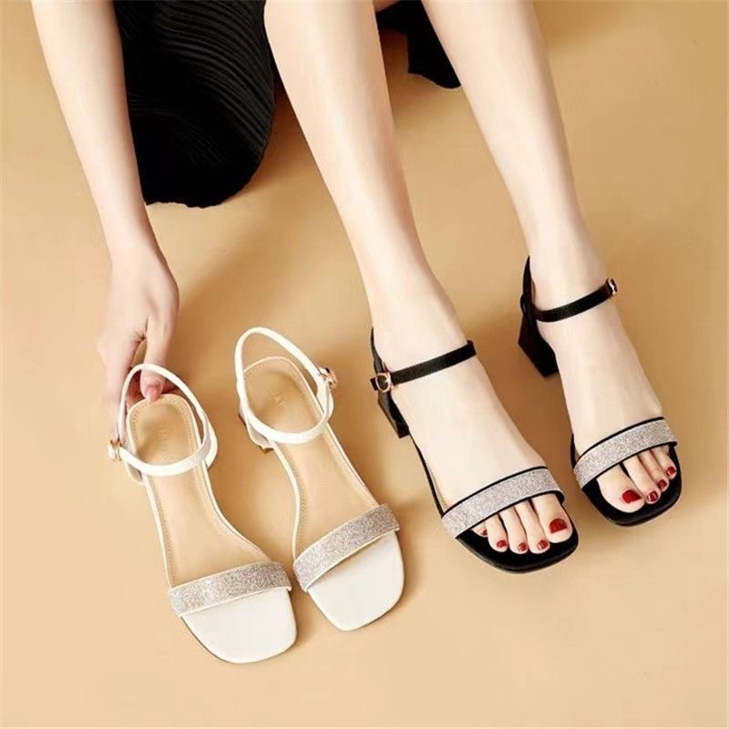 2026 verano nuevo estilo de moda sandalias de cuero suave estilo de hadas de diamante zapatos de tacones gruesos para mujeres sandalias de tacones medios franceses