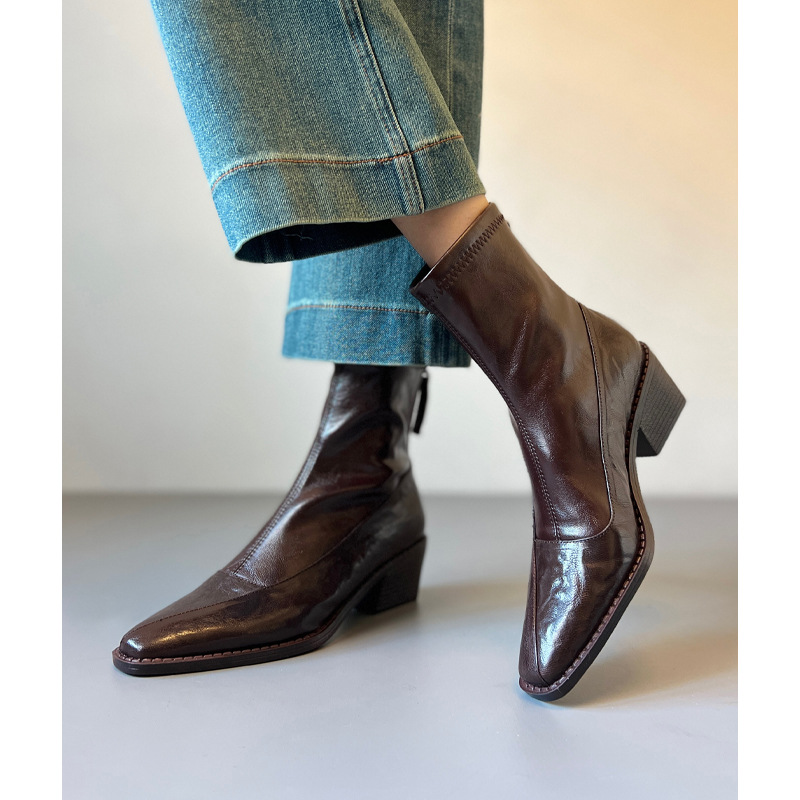 Retro low boots square toe made of soft leather