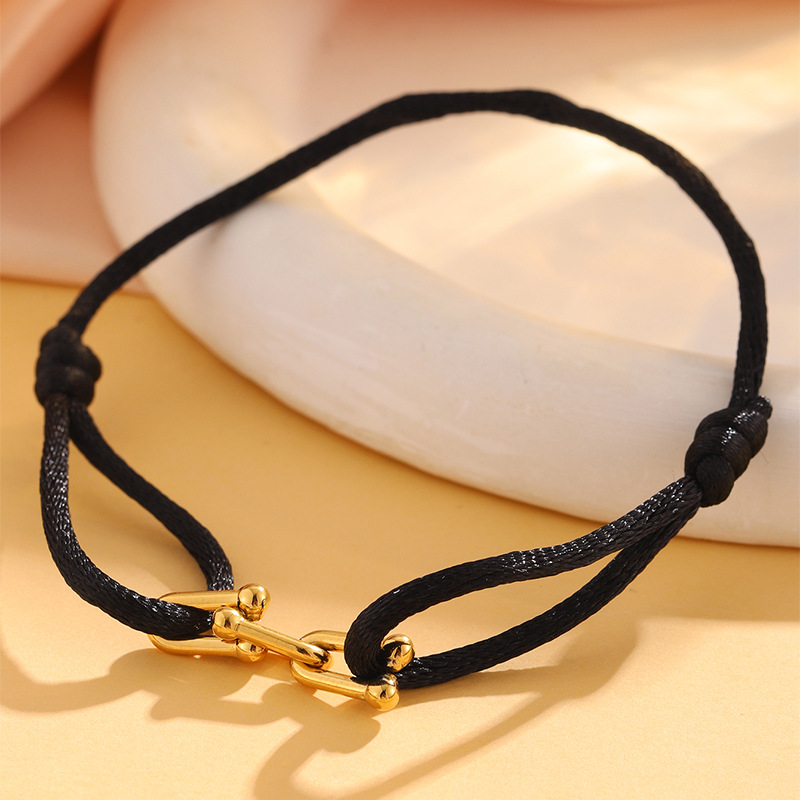 Personalidad creativa joyería de acero inoxidable en forma de U cuerda de mano tejida a mano venta caliente europea y americana joyería de cuerda roja simple y versátil