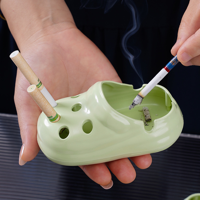 Zapatos con agujeros de celebridades de Internet Cenicero gris anti-volador creativo hogar lindo cenicero de escritorio antideslizante y antiescaldado