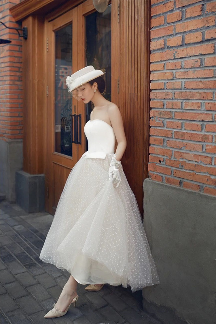 Trägerloses Brautkleid Mit Empire-taille Und Floraler Spitze_voghion.com