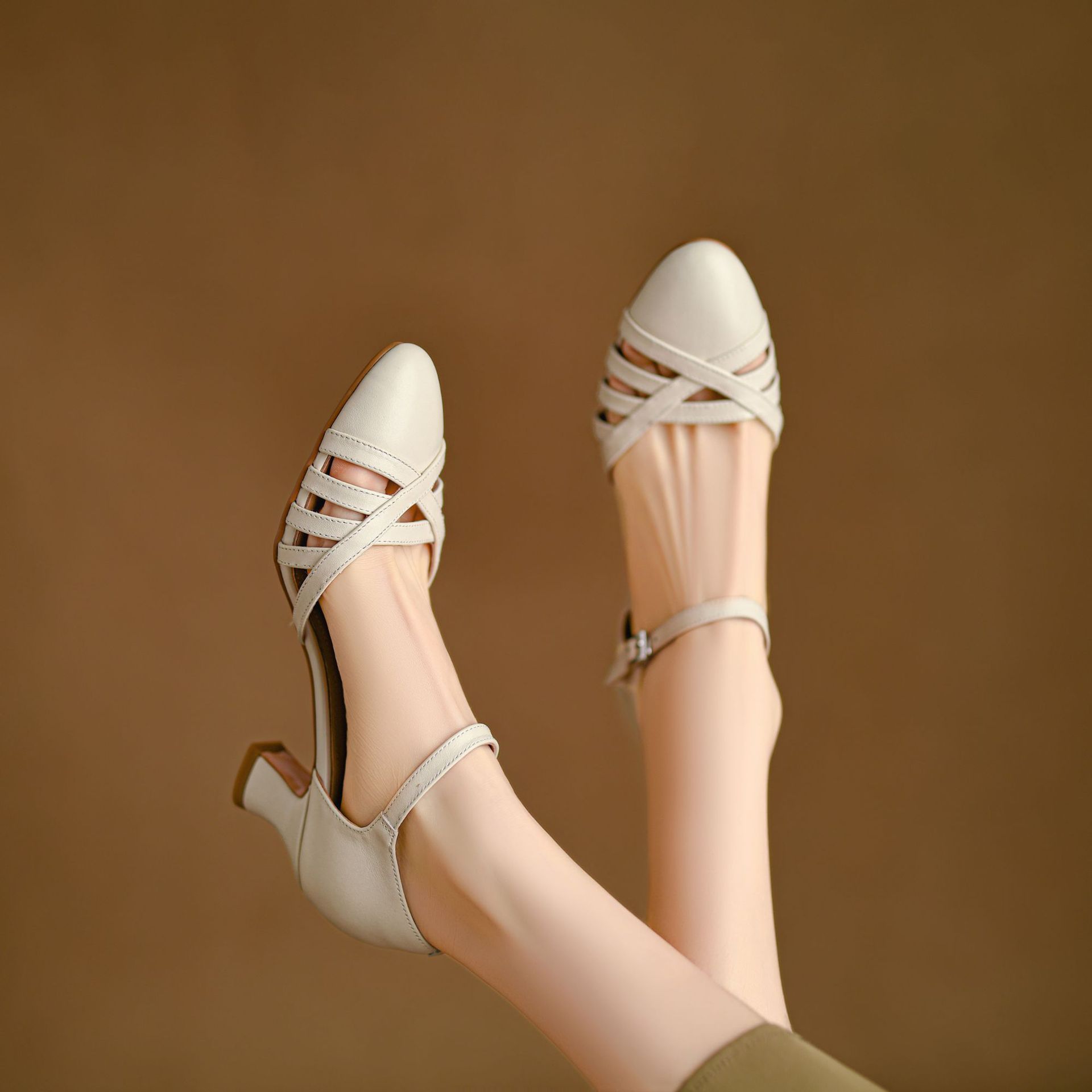 Sandal nữ quai hậu mũi nhọn retro da bò gót 5 cm kiểu La Mã — Màu trắng nhạt
