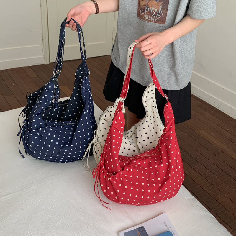 Bolsa de brazo de onda coreana para mujeres 2026 nueva bolsa de hombro de nicho de nicho de diseño diario de viajes extranjeros bolsas de bolsas