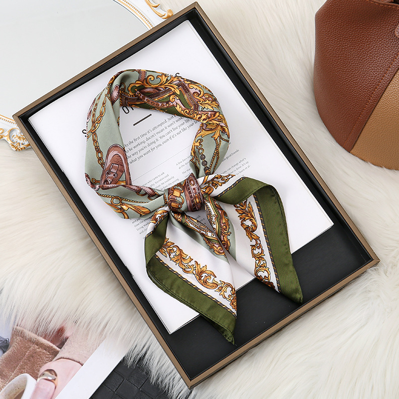Transfronterizos primavera y otoño nueva cadena de seda cuadrada impresa retró bufandas de cuello de transporte universal bufandas de seda damas sensación de alto nivel