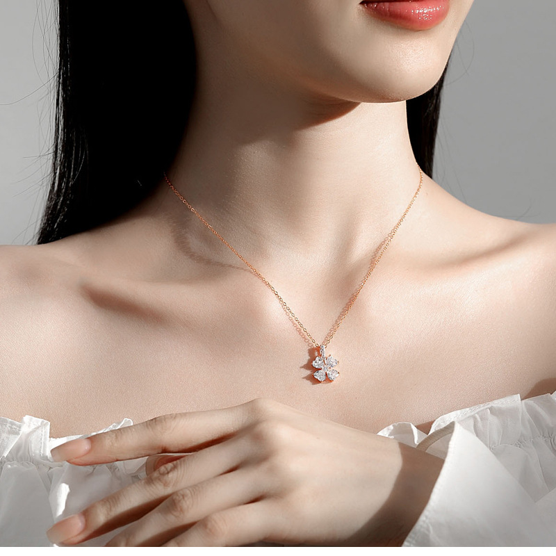 Collar de trébol de cuatro hojas Versión coreana de plata 925 Collar de diamantes de lujo ligero Sentido de alta gama Otoño e invierno Todo fósforo Collar de plata 925 Sentido de alta gama