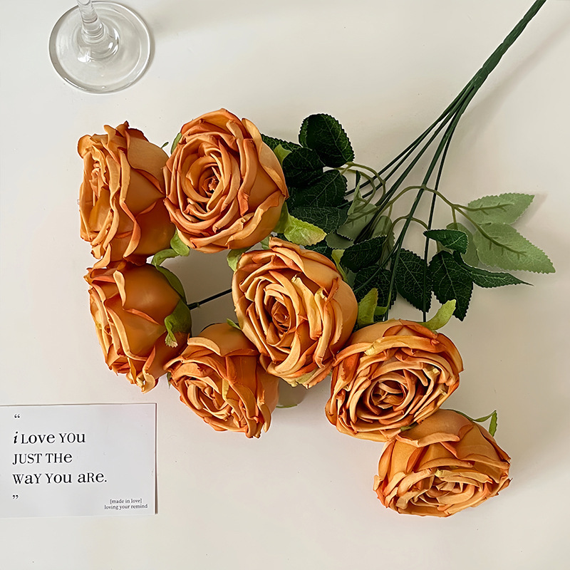 ヨーロッパ風の真似をして、7頭の皇妃のバラの造花の客間の生け花の結婚祝いの装飾の手を持って花卉の撮影の道具を持ちます。|undefined