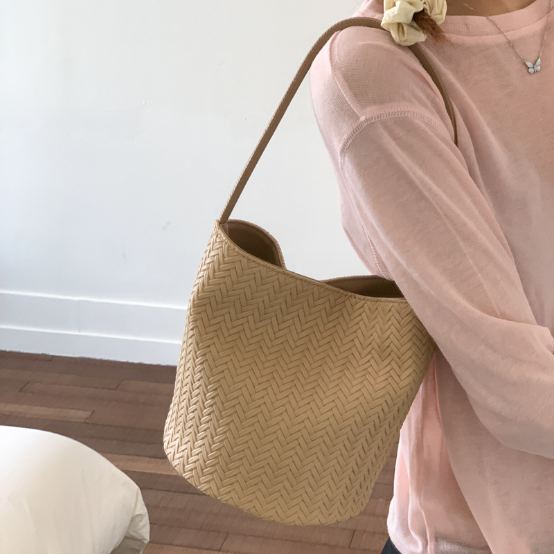 Bolso tejido de gran capacidad de moda bolso de moda 2025 nuevo bolso de cubo salvaje bolso de hombro simple bolso de axila