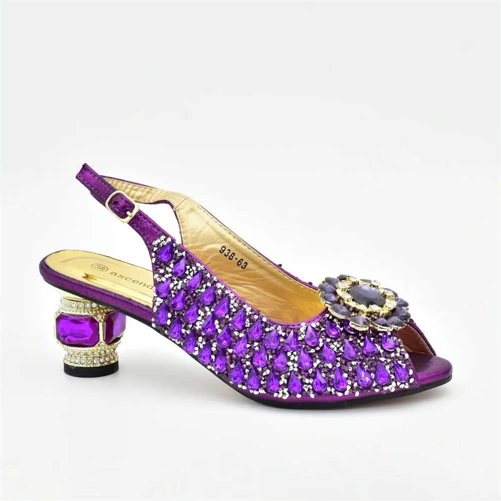 The party is paired with rhinestone round head fish mouth sandals and light hand bag set with large flash diamonds_voghion.com