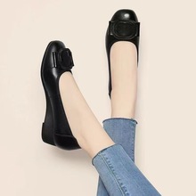浅口坡跟单鞋女2025新款夏季中跟黑色软底软皮一脚蹬中年妈妈皮鞋