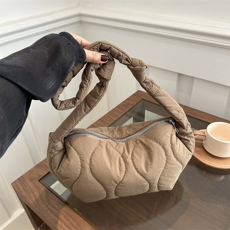 Moda de algodón de gran capacidad 2023 nuevo plegado nube bordado línea simple ocio bolsas de brazo para mujeres