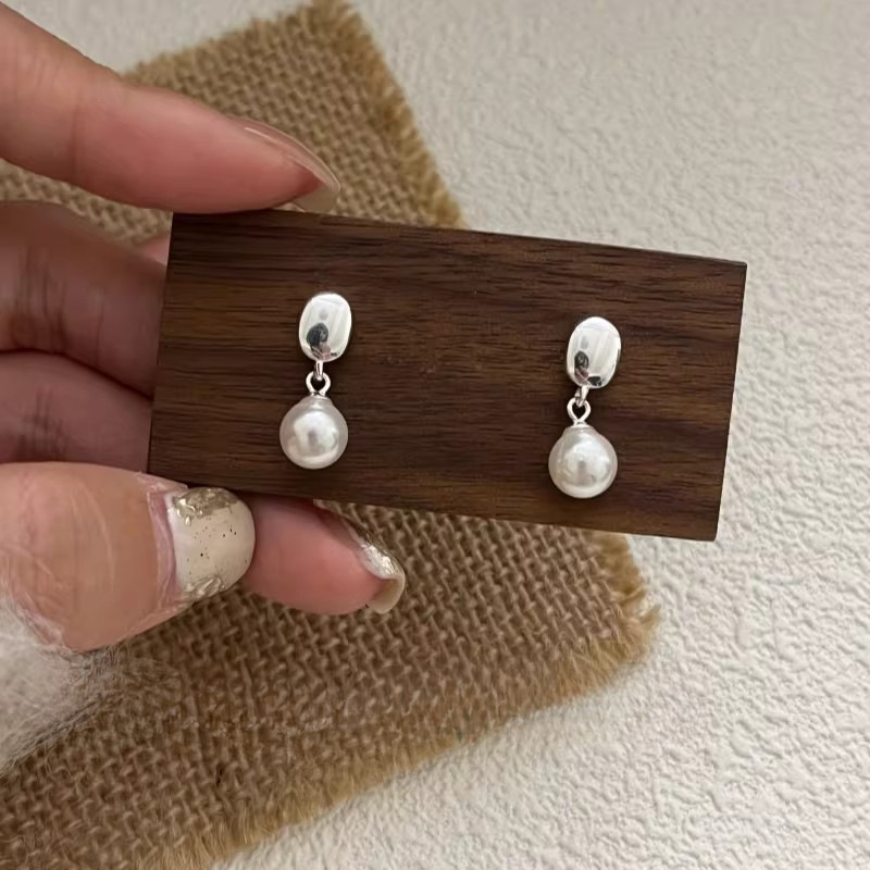 Demi-season elegant earrings from pearl