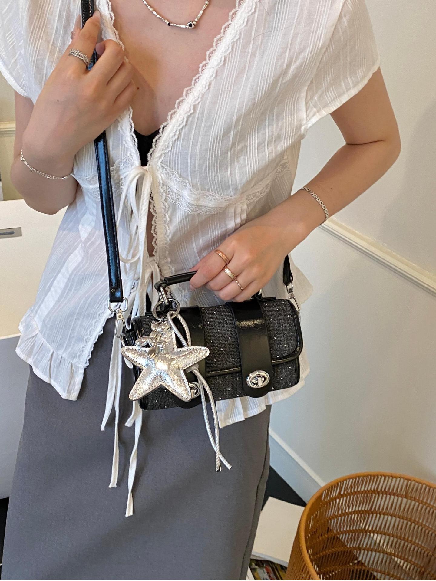 Xiaozhong Super Fire Hand lleva un pequeño bolso cuadrado para damas 2025 nuevo bolso de hombro de tendencia de estilo occidental salvaje bolso de mensajero de moda coreana