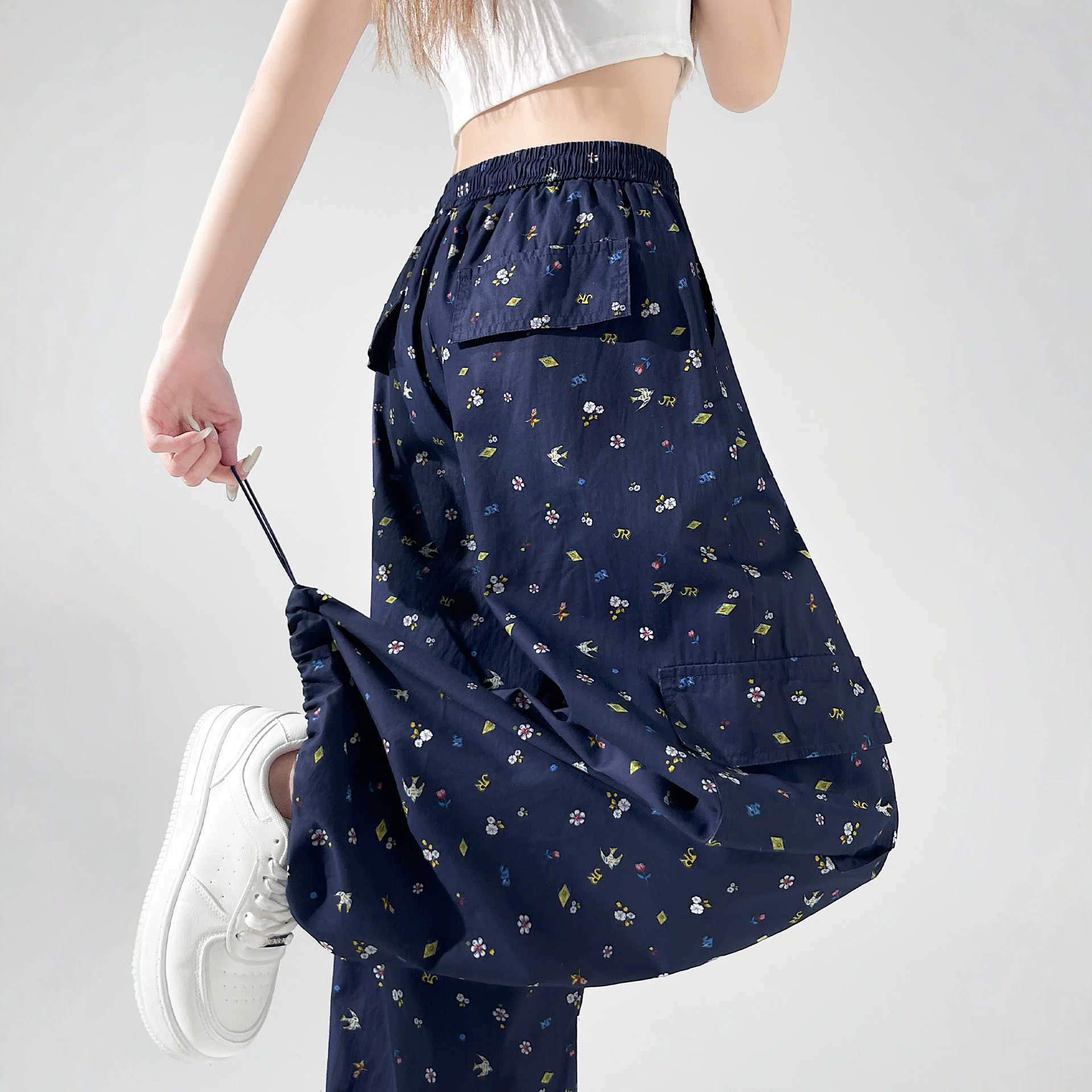 Pantalón floral azul marino