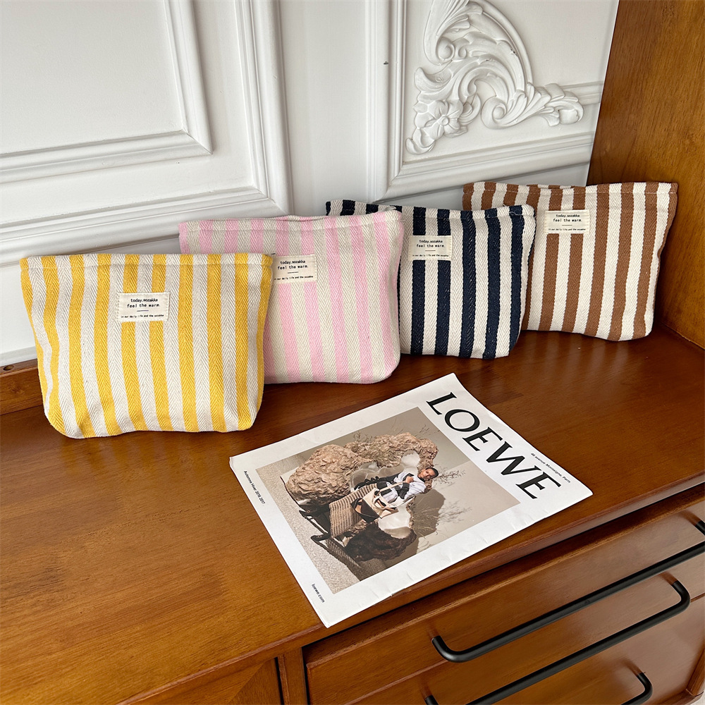 97g Weight Canvas Lining Material Zipper Closure Type / Strap Type Cosmetic Bag Bags Type Casual, Holiday Occasion Canvas Material Bag, Stripe Pattern All Seasons Season Women's Gender Streetwear Style Square Shape Medium Size Streetwear Bag Stripe Canvas Square Makeup Bags 无