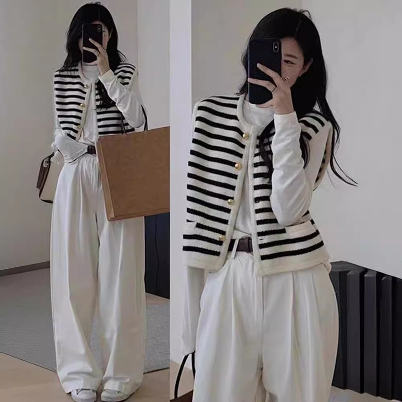 Chanel style black and white striped sleeveless knitted vest coat women's spring and autumn cardigan outer wear sweater vest vest Chanel style black and white striped sleeveless knitted vest coat women's spring and autumn cardigan outer wear sweater vest vest
