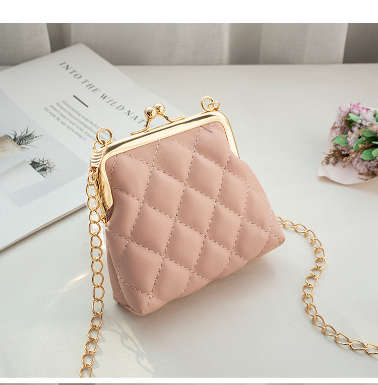 Women's Small Pu Leather Solid Color Lingge Classic Style Streetwear Lock Clasp Cosmetic Bag display picture 4