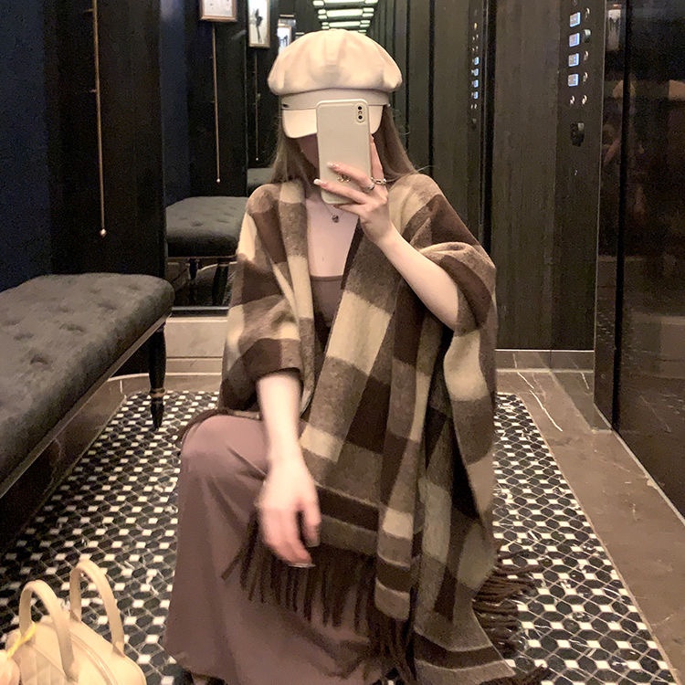 秋冬新款流苏披肩斗篷女士百搭格子开衫大码披风围巾毛呢慵懒外套