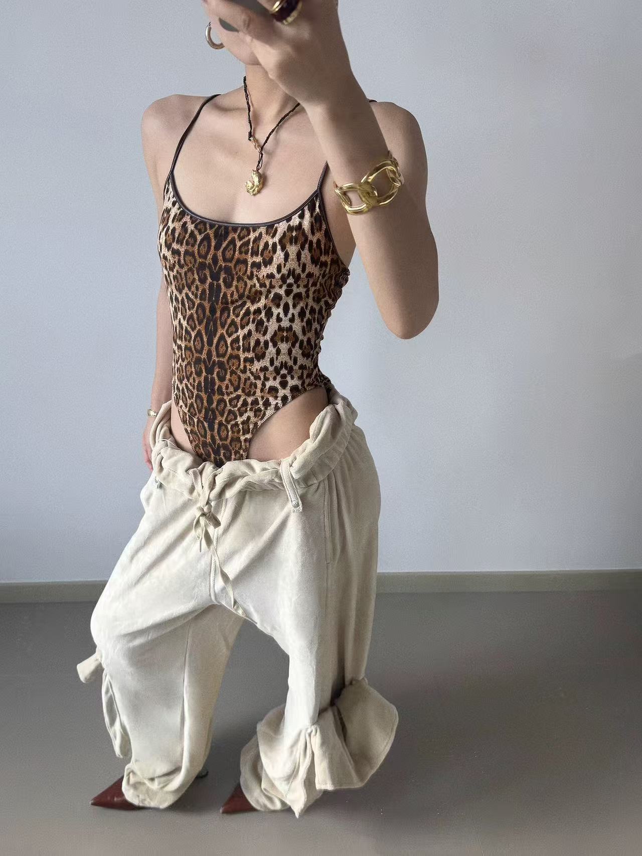 Hot Girl diseño de impresión de leopardo bajo pecho delgado en forma de cuerpo camiseta de fondo de caída sexy y delgada camiseta de cuerpo pequeño