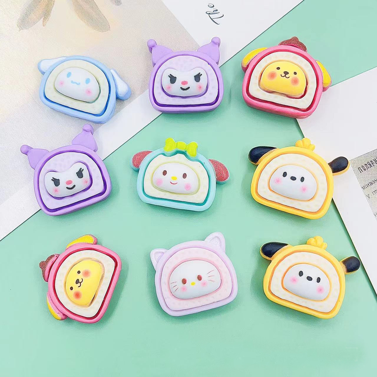 Pequeño Libro Rojo nuevo Sanrio pan de dibujos animados rollo crema pegamento resina DIY accesorios al por mayor teléfono móvil material parche