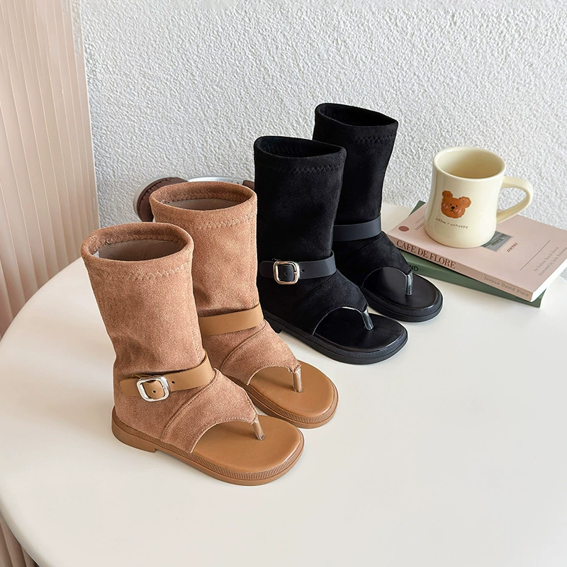 Летние модные сандалии для девочек 2025 года, круглый носок, пряжка, средняя высота голенища, римские сандалии, трендовые.