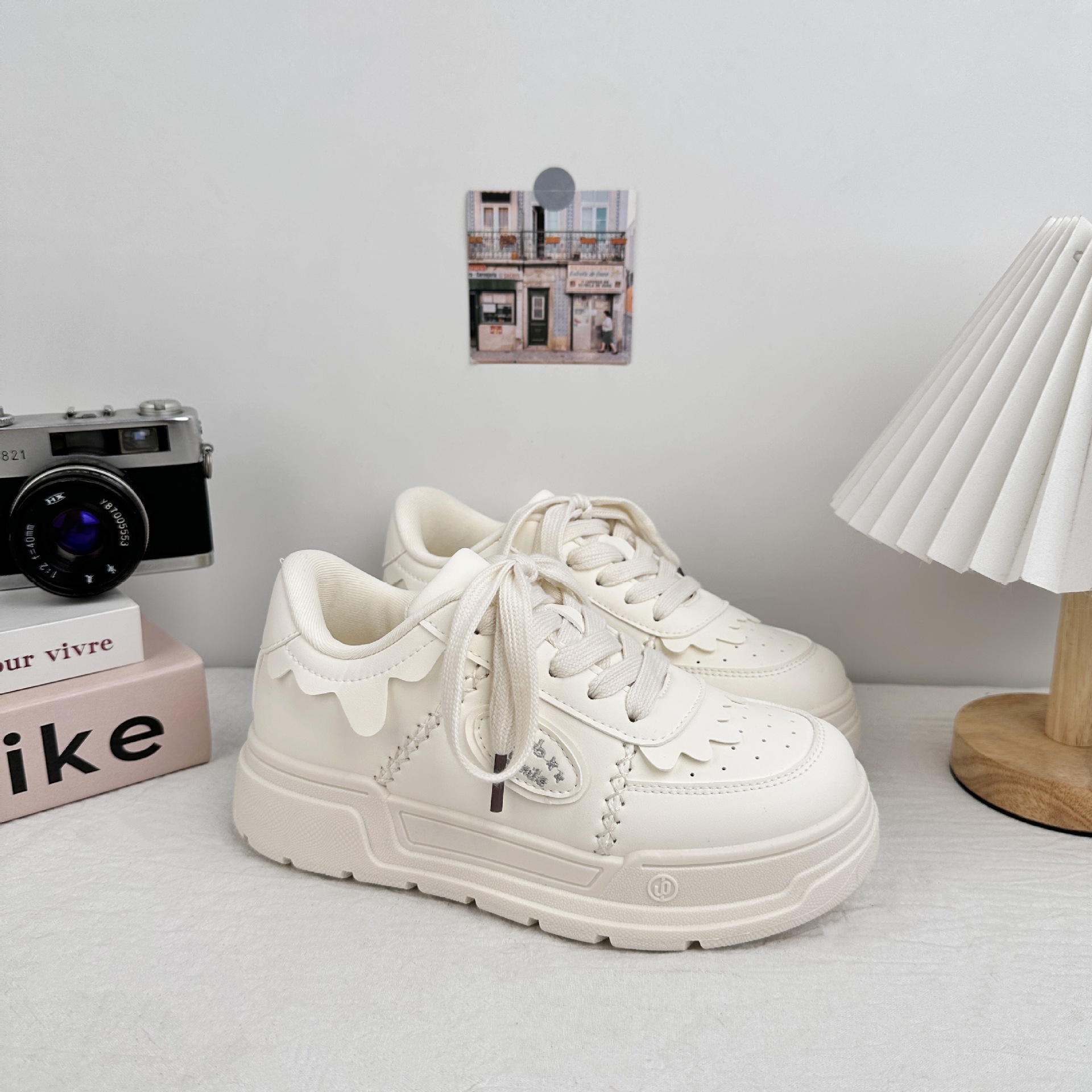 Zapatos de suela gruesa de larga onda para mujeres 2025 verano nuevo dulce estilo de estilo de escuela zapatos de skate casuales pequeños zapatos blancos