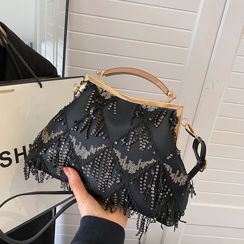 Bolsos transfronterizos para mujer 2024 modelos de otoño e invierno diseño de nicho agujero bolso de concha con hebilla de estilo coreano bolso cuadrado pequeño con borlas de moda image 7