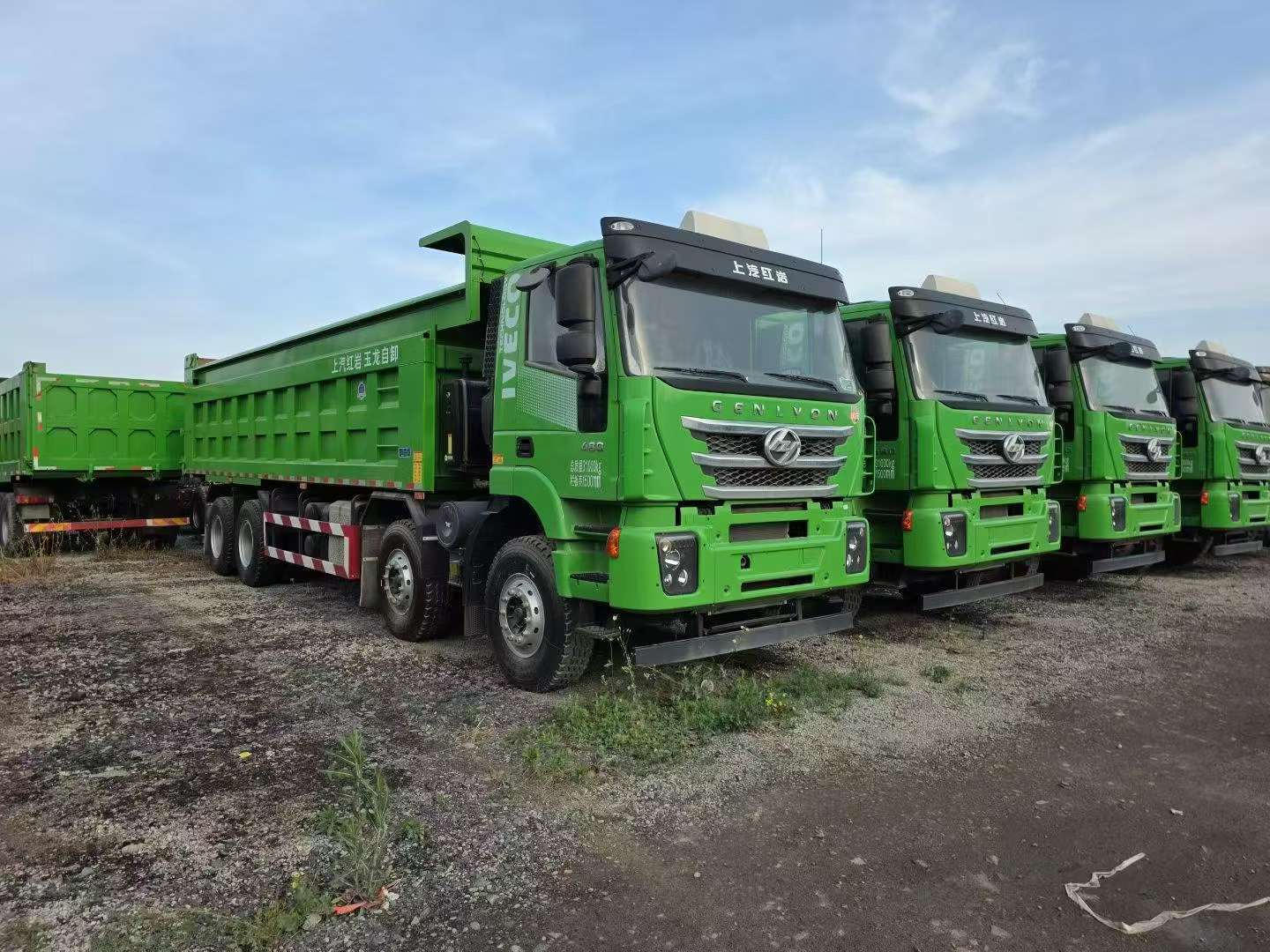Saic Hongyan Heavy-Duty Dump Truck with 8+8 Double-Decker Chassis, 480 Horsepower, Euro 6, Front Four-Wheel and Rear Eight-Wheel Drive
