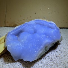 アフリカの青い瑪瑙の青い玉髄の大きいポプラの瑪瑙は結晶の芽の置物の彫刻の材料の彫刻の装飾品の観賞石の置物を持ちます。