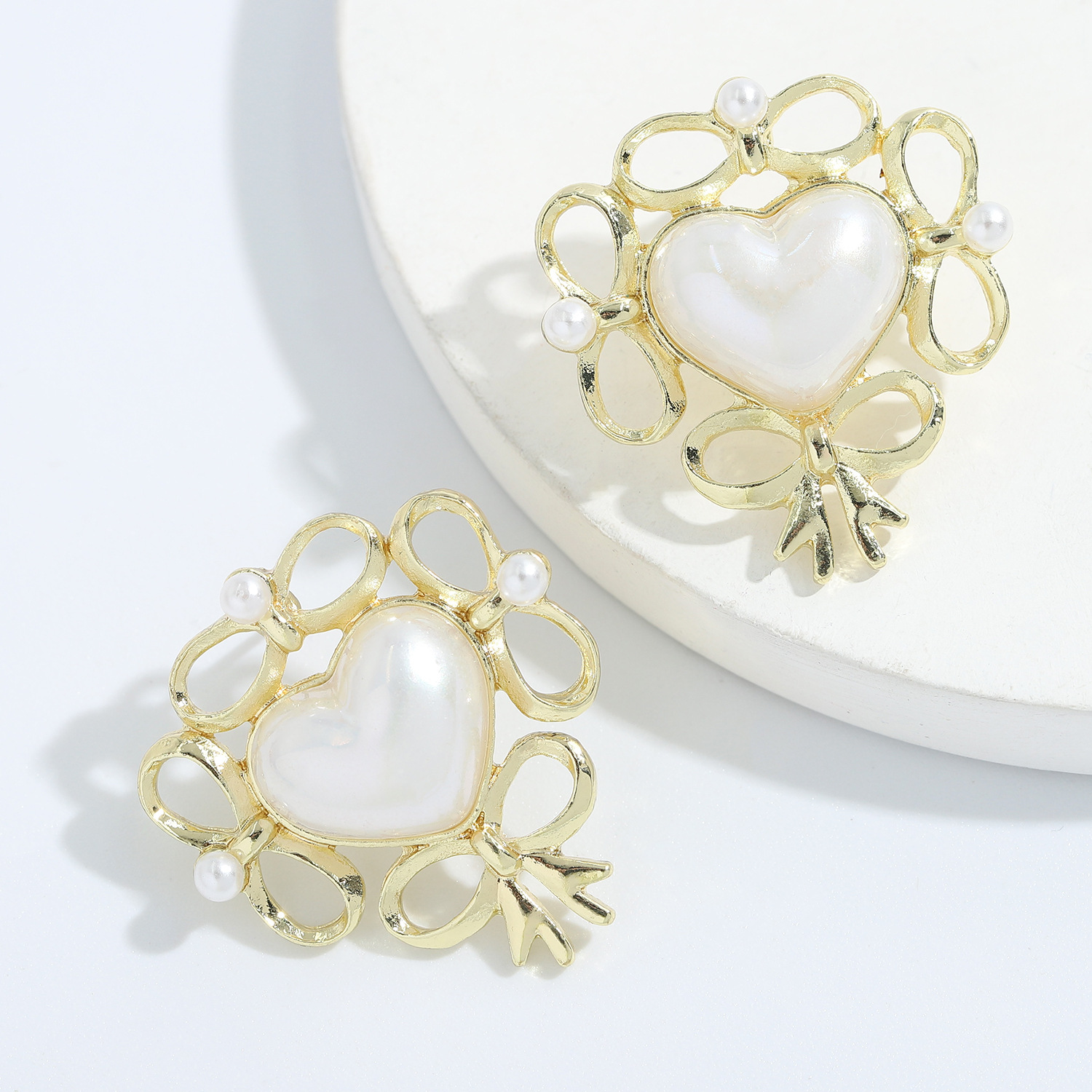 Korean Heart Alloy Inlaid Pearl Earrings display picture 4
