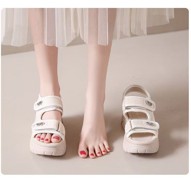 2026 verano nuevo muffin de estilo de moda super caliente con una sensación de mierda sólida sandalias velcro