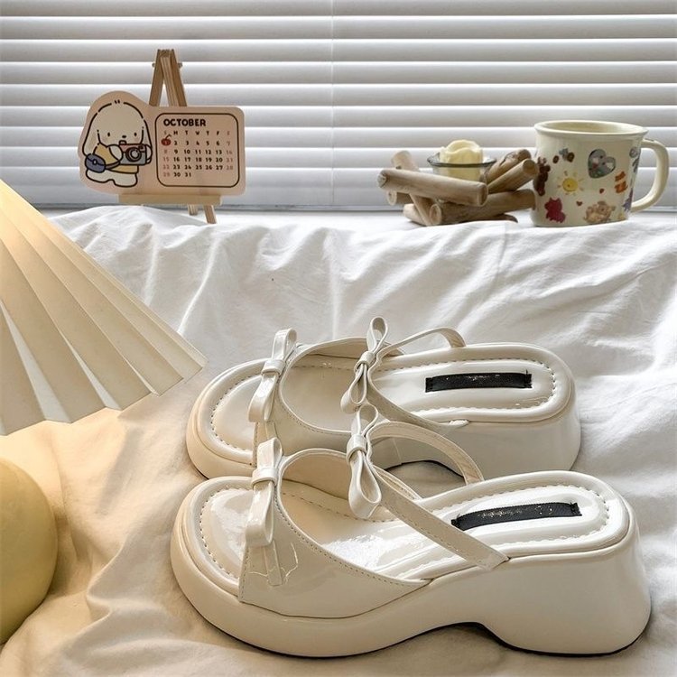 Explosiones de hadas con una parte inferior gruesa de zapatillas para mujeres de verano 2026 vestido casual con falda zapatillas de tacones altos de vacaciones zapatillas frías