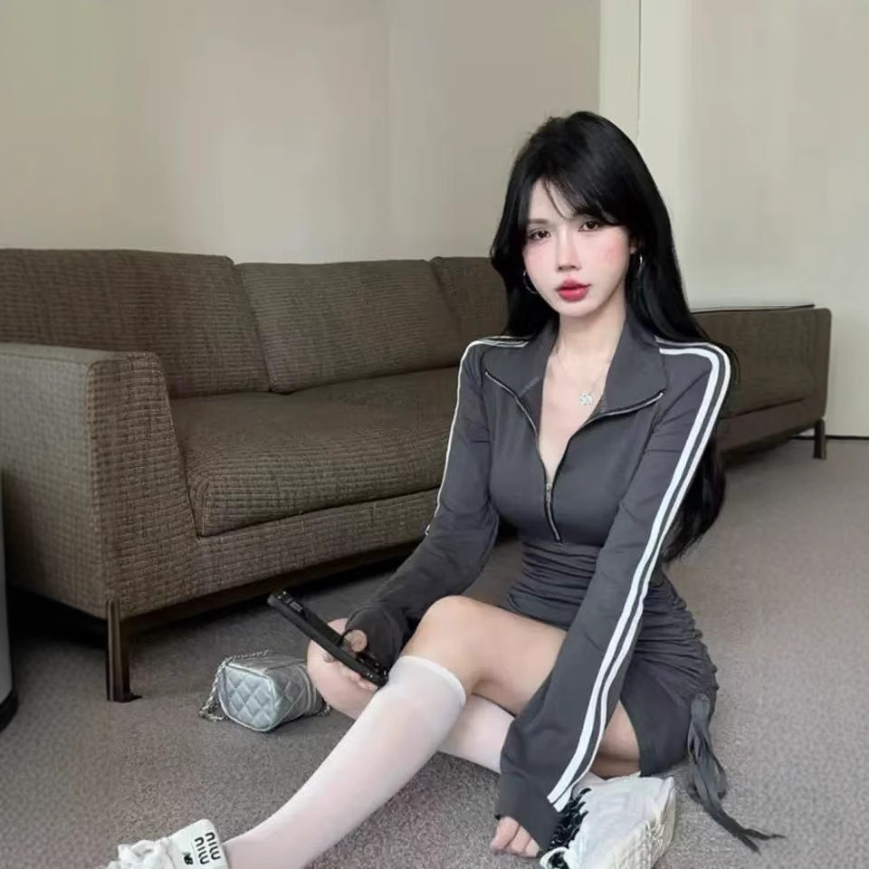 新型の香港風の小さい衆のpolo襟のファスナーの長袖のワンピースの女性のスポーツの風のギャルのしわの修身はヒップのスカートを包みます