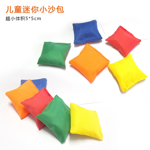 Sandbag throwing toy for children, 5cm flat sandbag, handmade, small size, colorful small sandbag for primary school students.