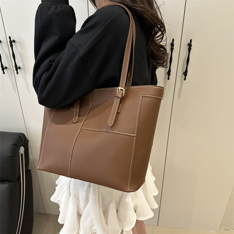 Bolsa de mujer de gran capacidad de textura de viaje de primavera 2025, nuevo bolso de hombro retro empalmado bolso de brazo portátil