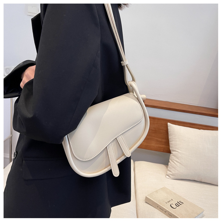 New Fashion Messenger Bag Texturesingle Shoulder Underarm Saddle Bag display picture 3