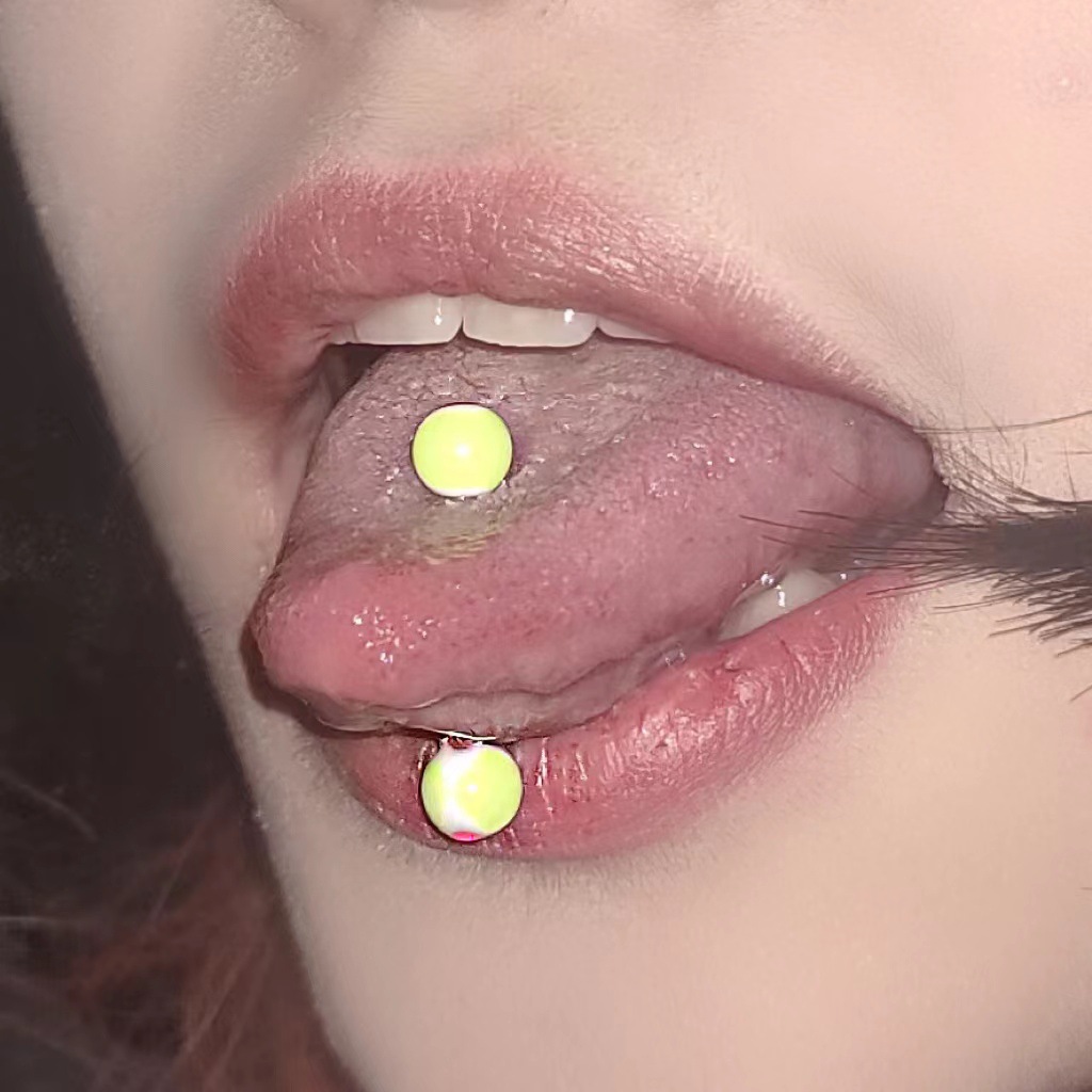 16G labret stud size and finish detail