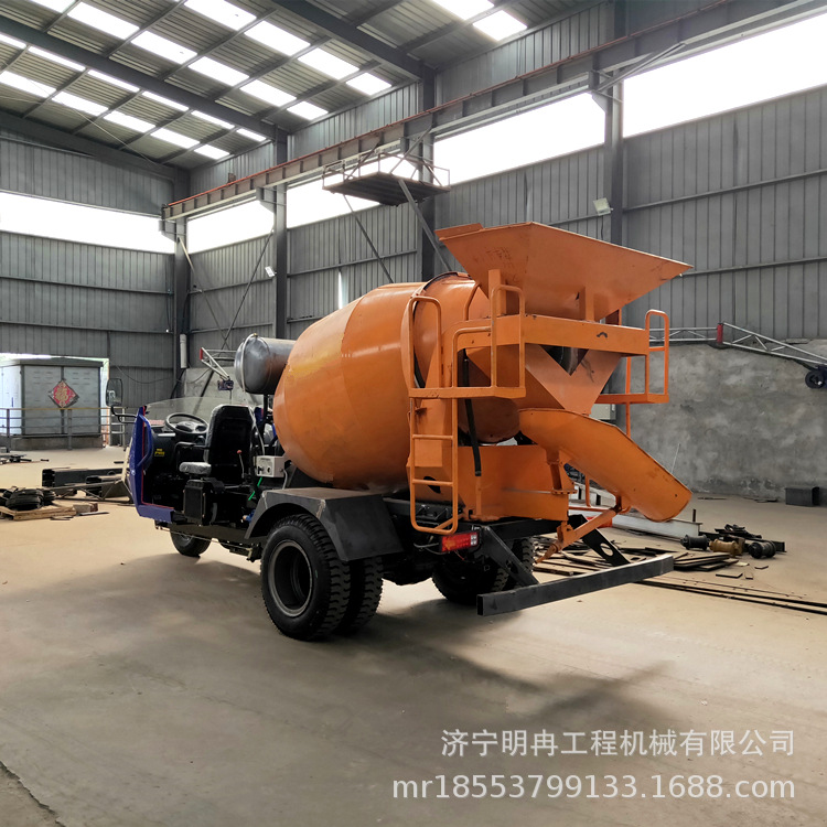 三轮搅拌罐车